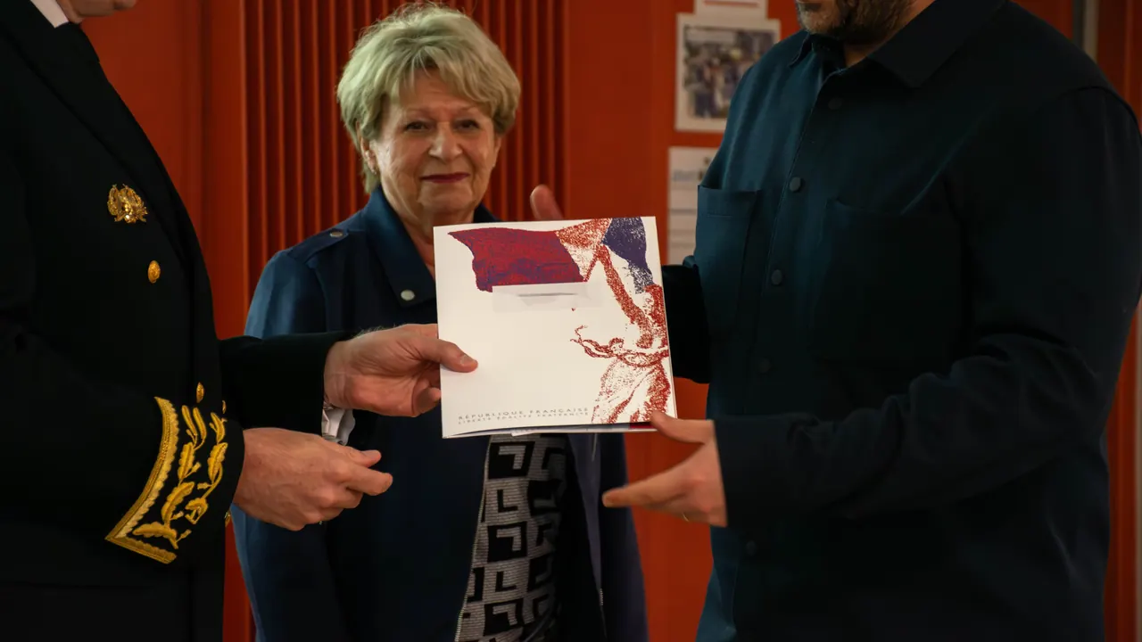 Le préfet remet un décret de naturalisation à une nouvelle citoyenne française lors de la cérémonie du 6 mai 2026 en Hautes-Pyrénées