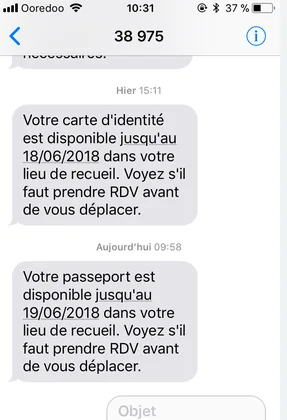 Deux SMS annonçant que la carte d'identité puis le passeport sont disponibles dans le lieu de recueil, avec une date limite de retrait