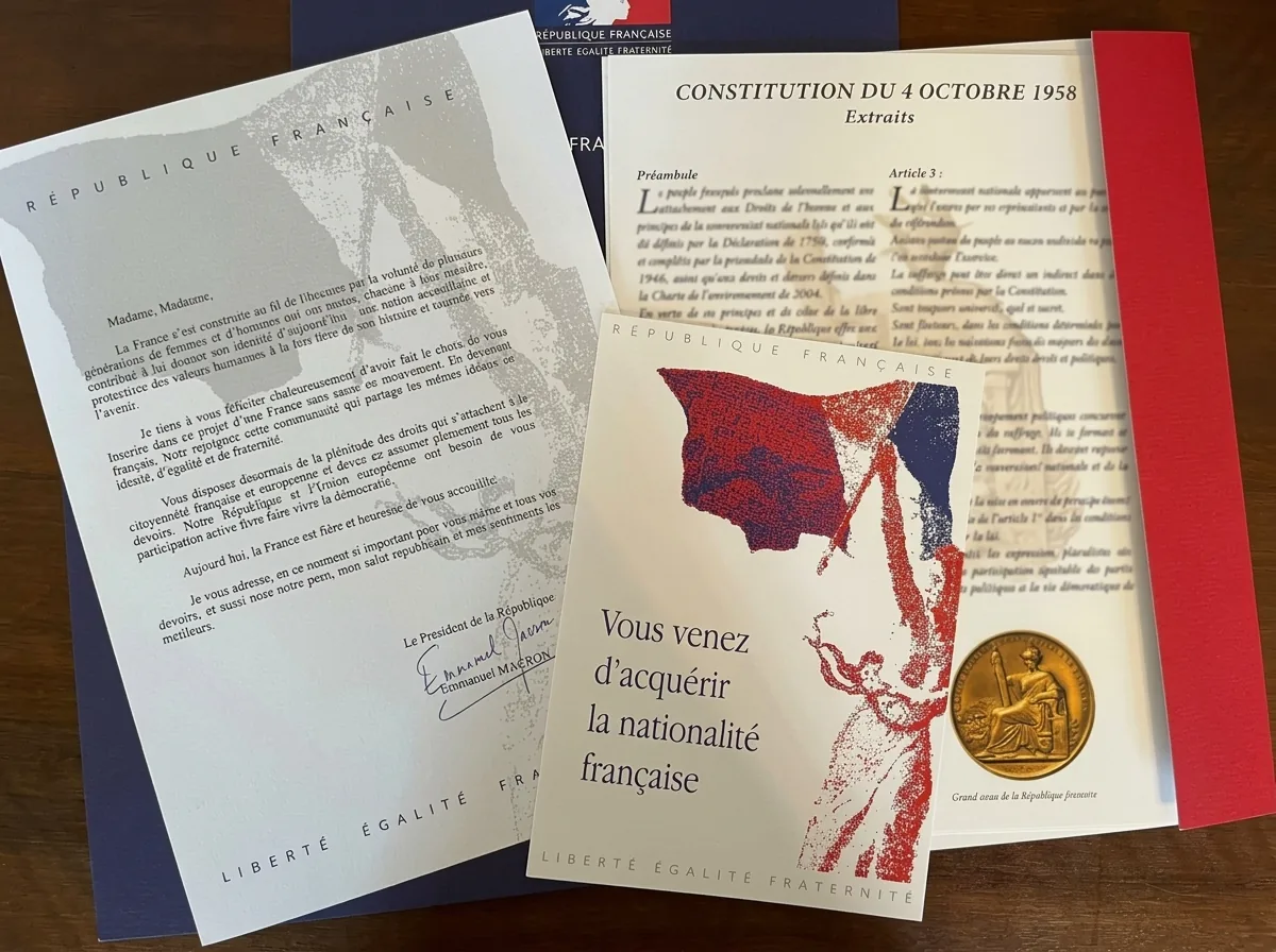 Les documents remis en cérémonie : la lettre du président de la République, les extraits de la Constitution du 4 octobre 1958, la brochure Vous venez d'acquérir la nationalité française, la médaille du Grand sceau et la pochette bleue